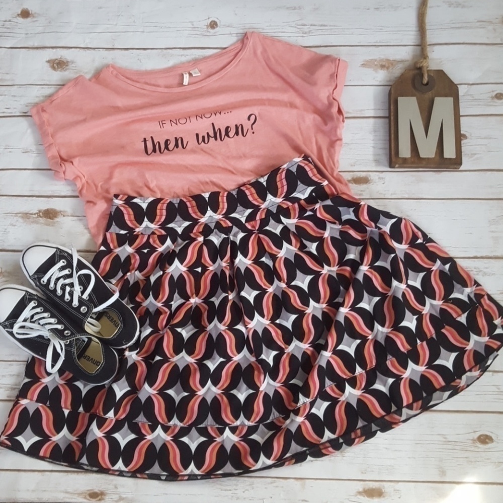Rue21 pink and black bold print circle skirt